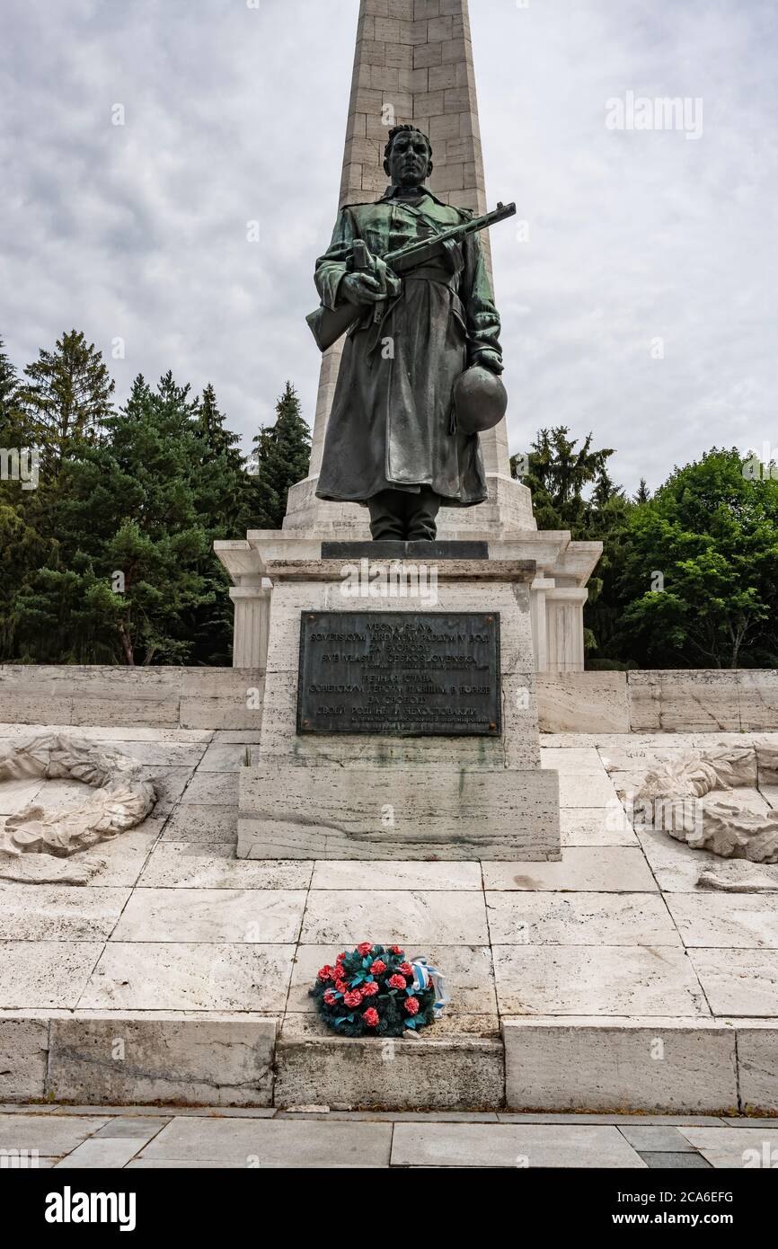 Scultura di un soldato in guardia presso il monumento all'esercito sovietico a Svidnik. Slovacchia, Europa. Foto Stock