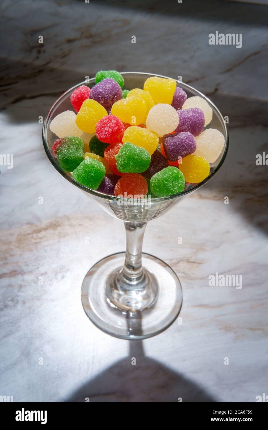 Gocce di zucchero granulato in vetro martini Foto Stock