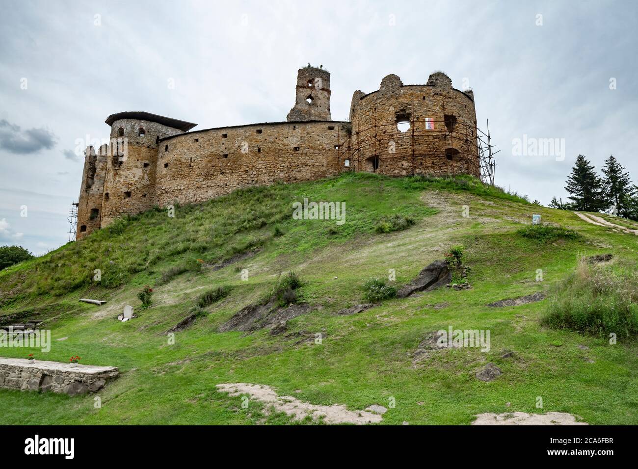 Rovine del castello medievale di Zborov (Makovica). Slovacchia orientale, Europa Foto Stock