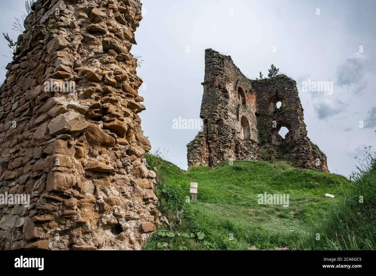 Rovine del castello medievale di Zborov (Makovica). Slovacchia orientale, Europa Foto Stock