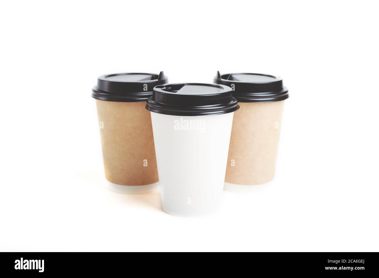 Tre tazze di carta da caffè eco-compatibili con coperchio nero su sfondo bianco. Zero sprechi, concetto privo di plastica. Stile di vita sostenibile. Compos Foto Stock