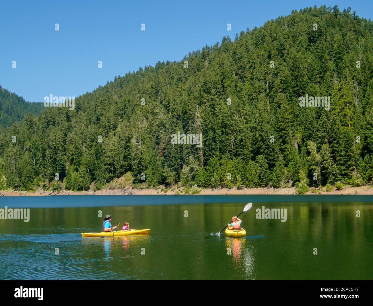 Hunter, Chester e Anabel kayak a Larison Cove, Hills Creek Reservoir, Willamette National Forest, Oregon. Foto Stock