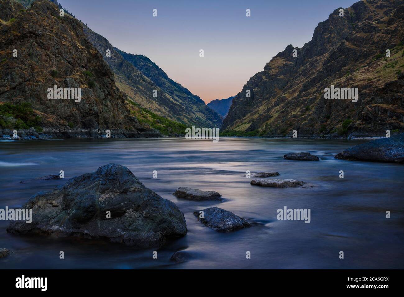 Tramonto sul fiume Snake a Hells Canyon, dal nostro campeggio ROW Adventures. Foto Stock