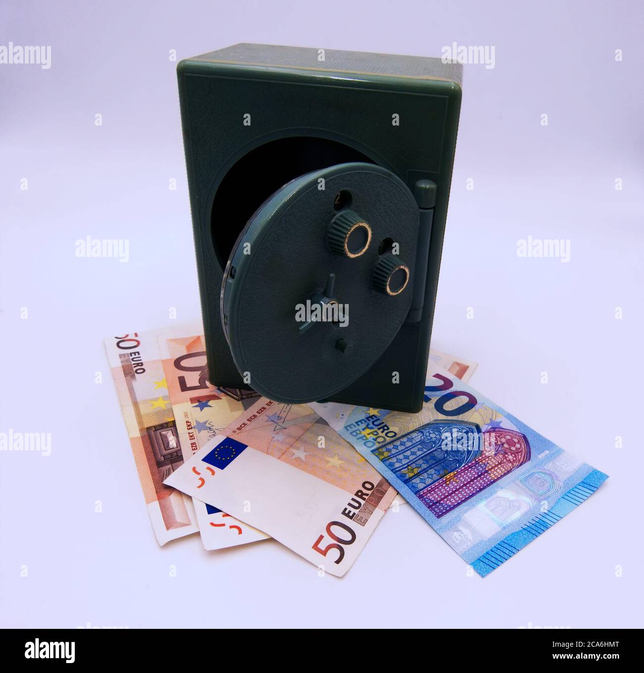 Banconota euro sotto una cassaforte aperta isolata su sfondo bianco. Concetto di risparmio Foto Stock