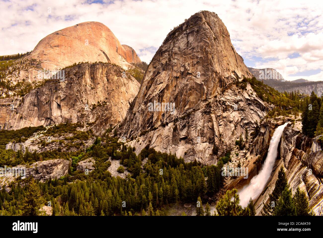 Splendida vista sul parco nazionale di Yosemite. Cascate del Nevada, Liberty Cap e Half Dome. Foto Stock