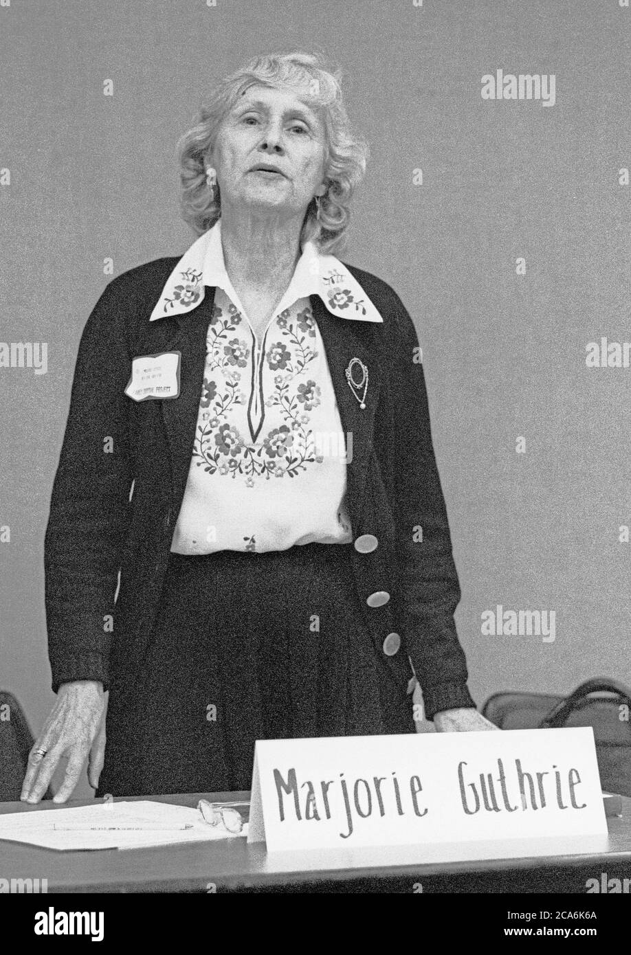 Marjorie Guthrie, moglie di Woody Guthrie, madre di Arlo Guthrie, in un seminario sulla salute a San Francisco Foto Stock