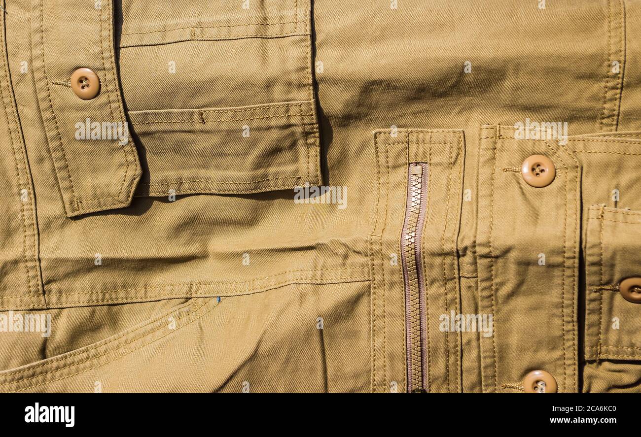 Articoli di abbigliamento stonewashed tessuto di cotone texture con cuciture, fibbie, bottoni e rivetti, macro Foto Stock