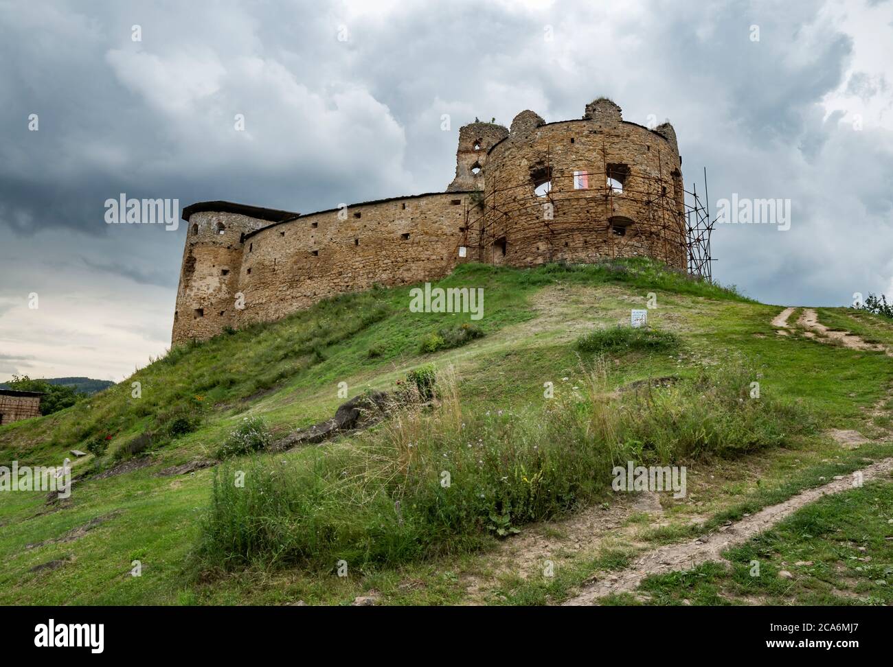 Rovine del castello medievale di Zborov (Makovica). Slovacchia orientale, Europa Foto Stock