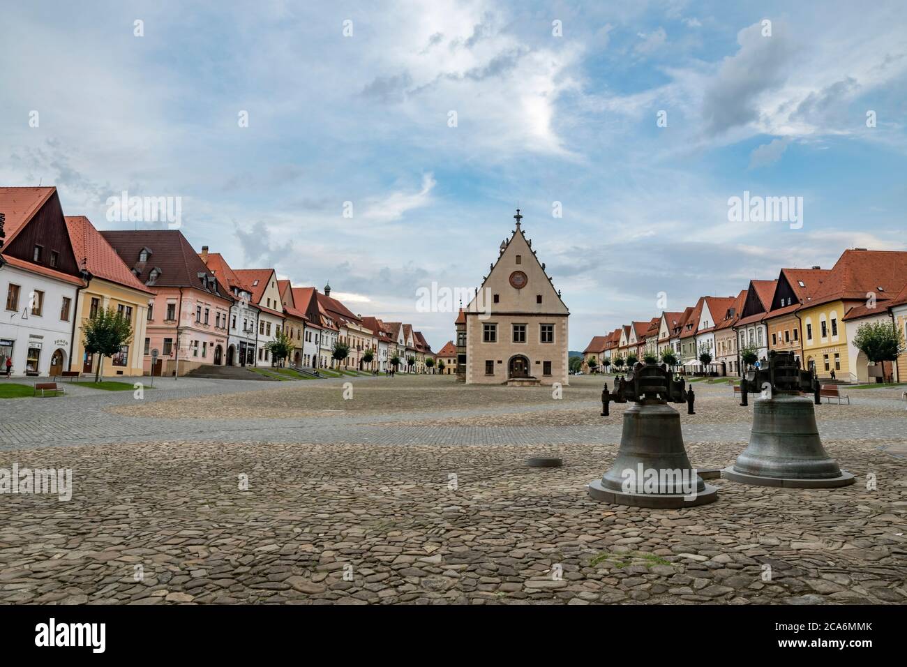 Campane e il municipio gotico-rinascimentale nella piazza principale di Bardejov. Slovacchia orientale, Europa Foto Stock