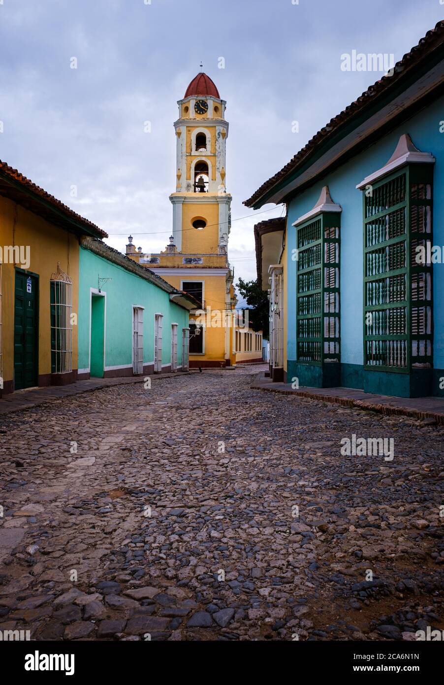TRINIDAD, CUBA - CIRCA GENNAIO 2020: Via del centro storico di Trinidad. Foto Stock