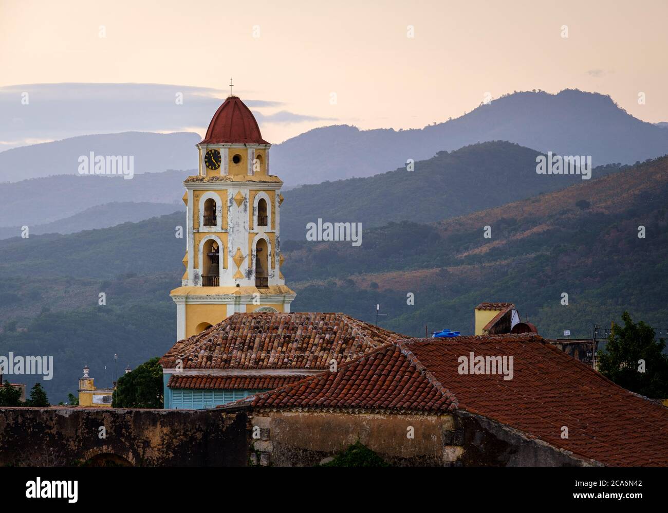 TRINIDAD, CUBA - CIRCA GENNAIO 2020: Campanile del Convento di San Francesco d'Assisi a Trinidad Foto Stock