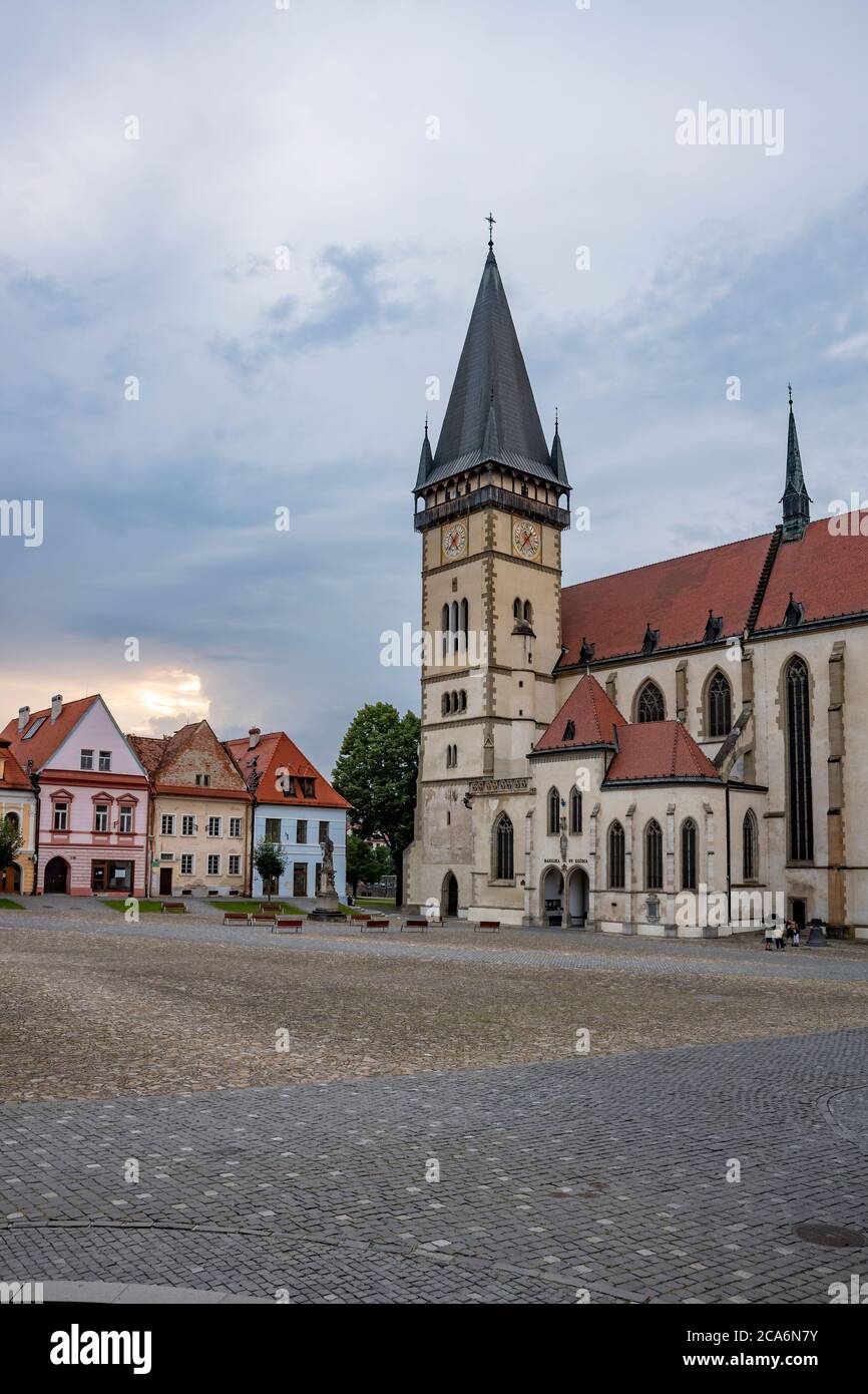 Chiesa gotica di Sant'Egidius nella piazza principale di Bardejov. Slovacchia orientale, Europa Foto Stock