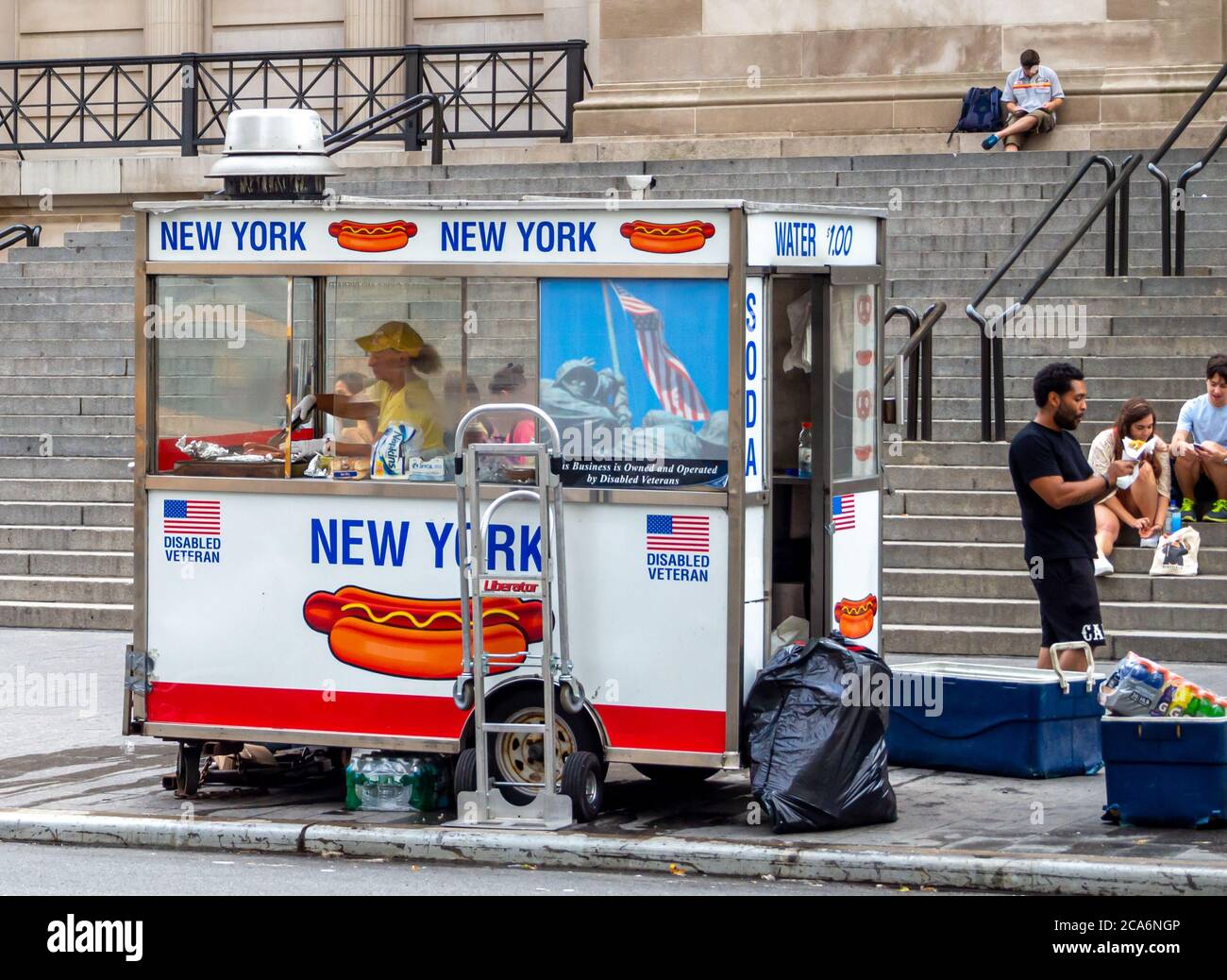 Hot dog vendor trailer Uptown 5th Avenue New York Foto Stock