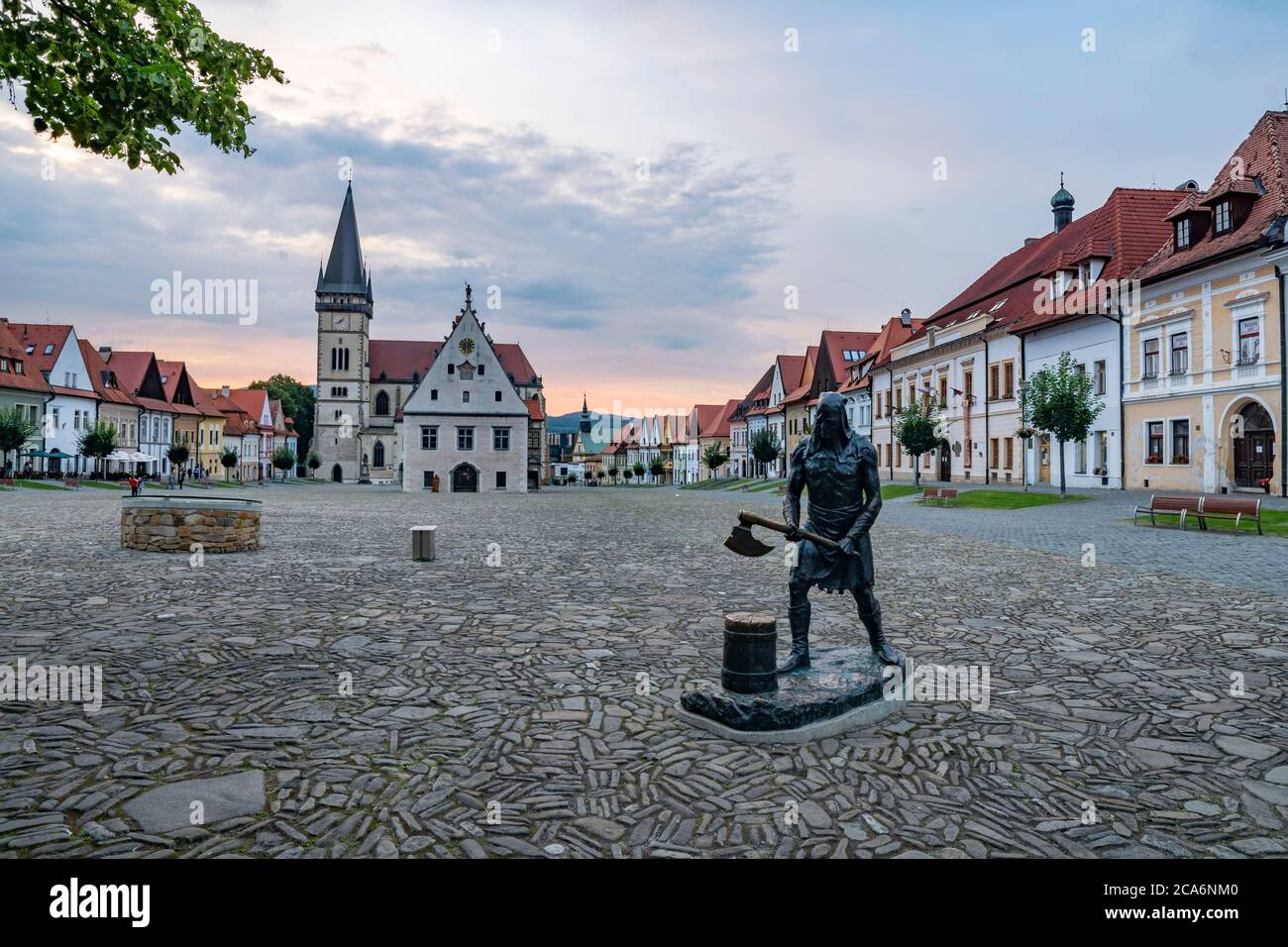Scultura carnefice, affittuari, municipio e chiesa gotica di Sant'Egidius nella piazza principale di Bardejov. Slovacchia orientale, Europa Foto Stock