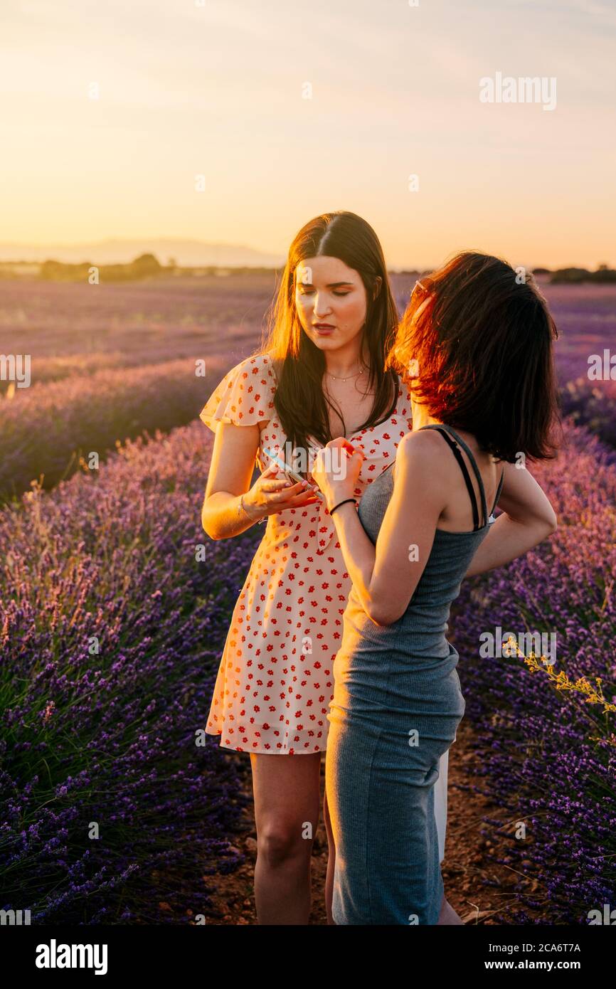 girlfriends divertirsi e godersi una passeggiata nei campi di lavanda, vacanze natura, Spagna Foto Stock