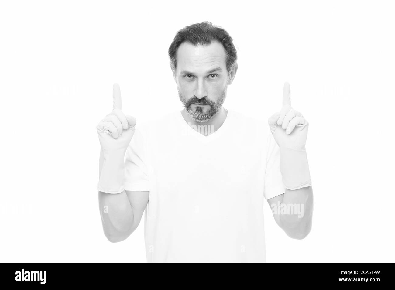 ha un'idea. Si occuperà di qualsiasi compito. Uomo maturo indossare guanti di gomma. Uomo pulizia casa. Cura le mani mentre lavano i piatti. Protezione della pelle delle mani. Routine quotidiana con compiti domestici. Foto Stock