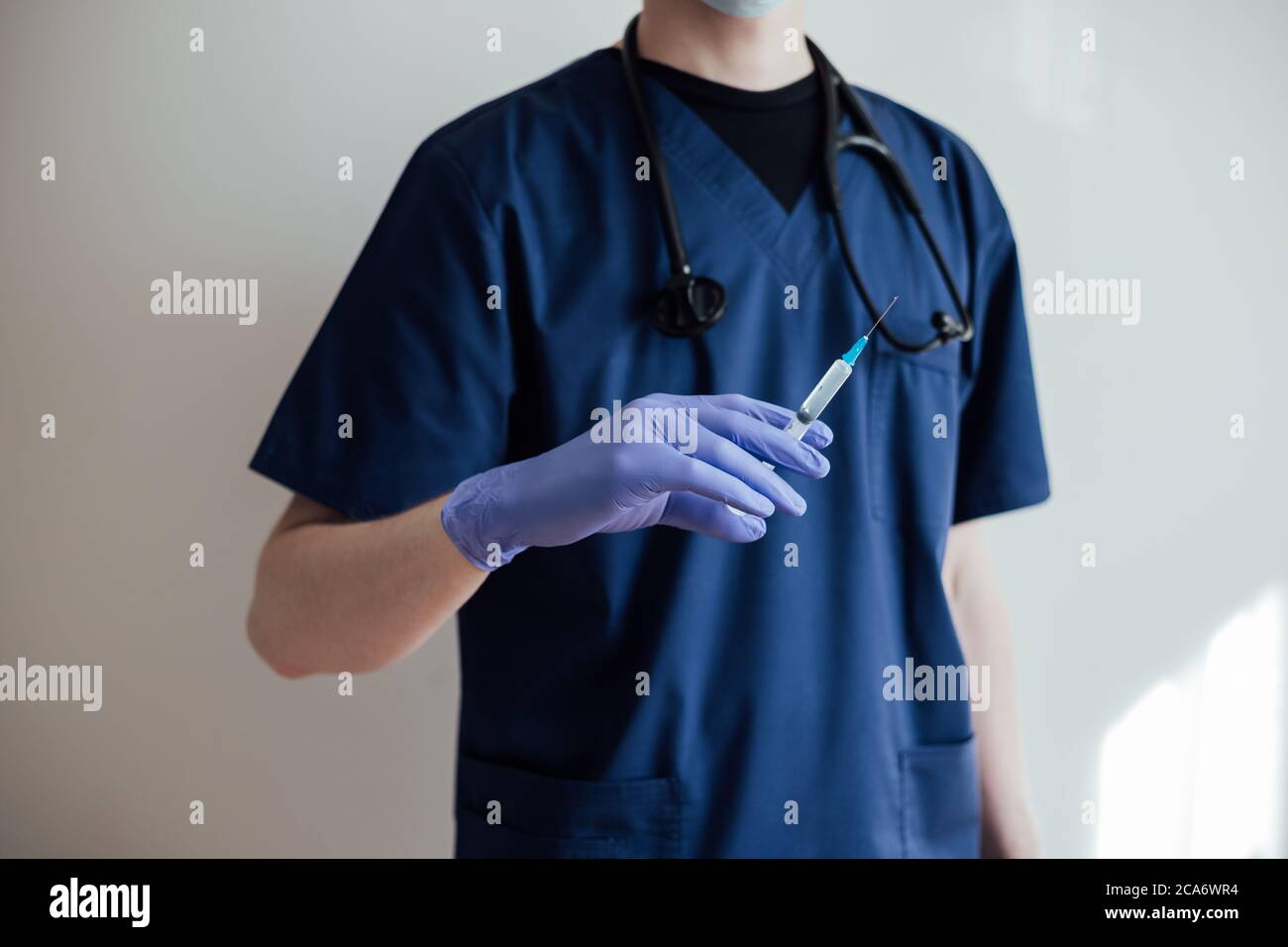 Medico con siringa. Vaccinazione. Concetto di assistenza sanitaria. Toni Moody. Foto Stock
