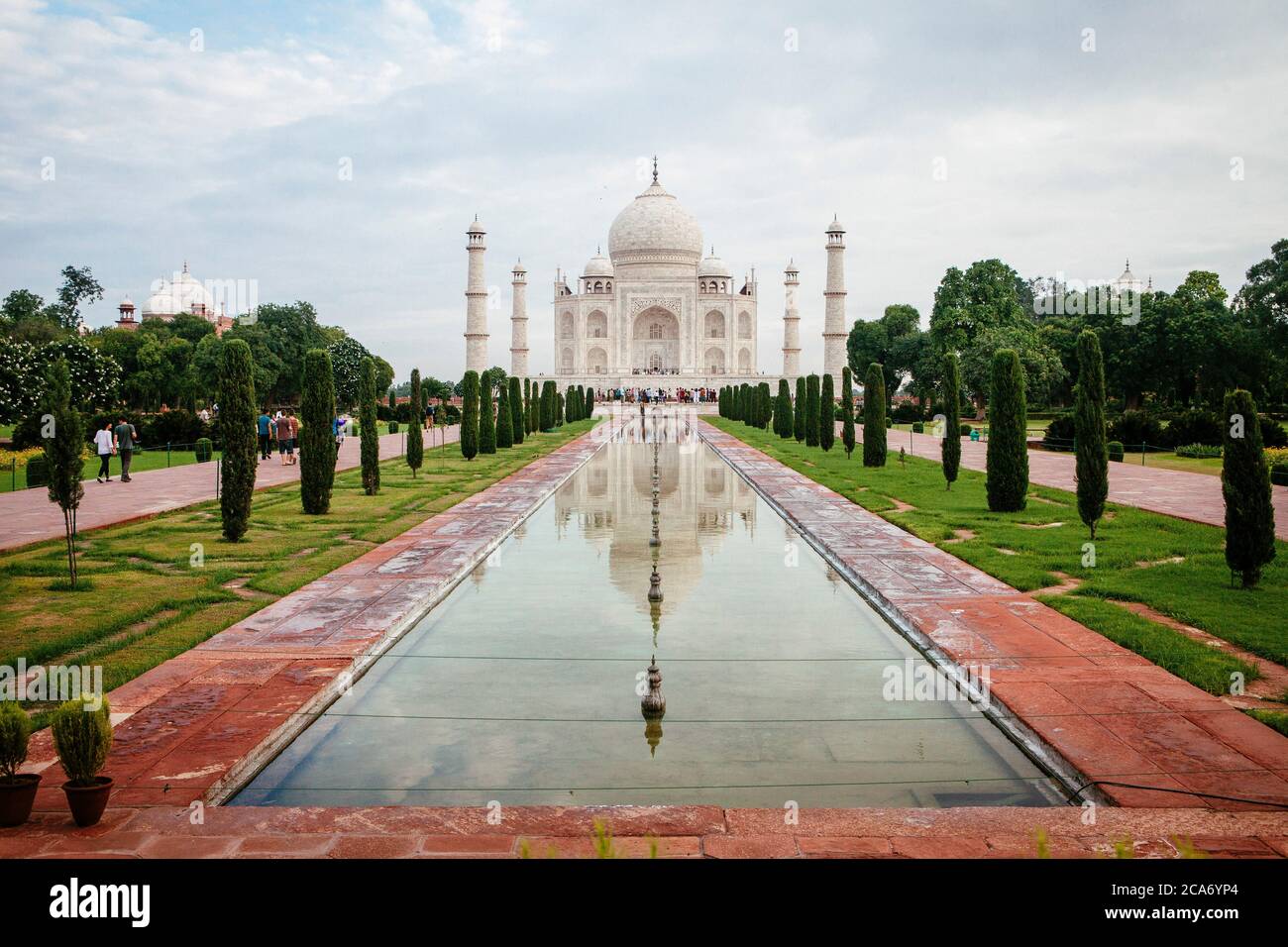 L'iconico Taj Mahal, una delle sette meraviglie del mondo. Foto Stock