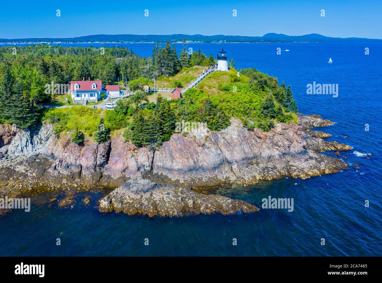 Vista aerea del faro di Owls Head situato all'entrata di Rockland Harbour sulla parte occidentale di Penobscot Bay nella città di Owls Head, Knox County, Maine. Foto Stock