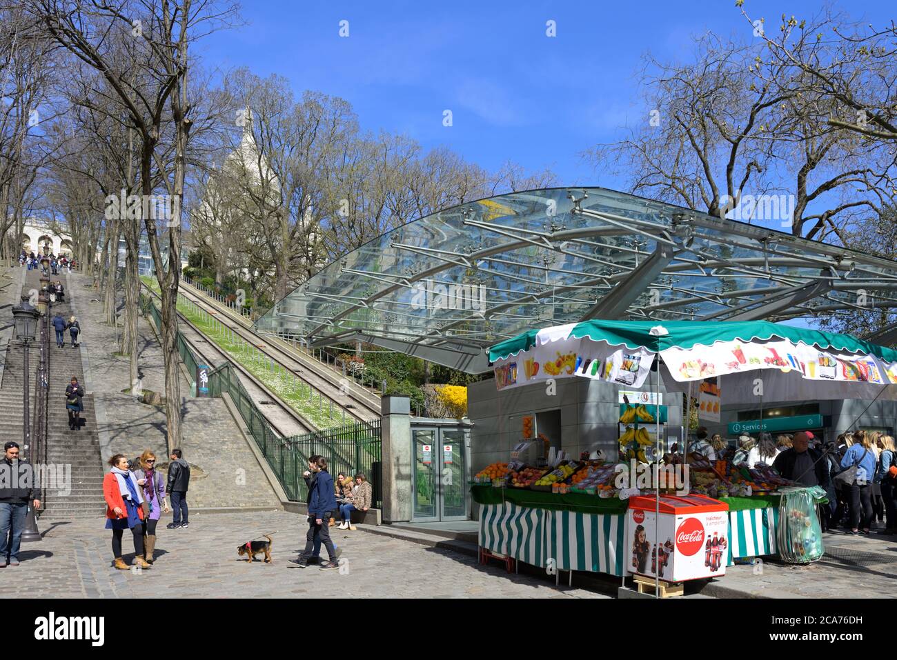 I visitatori possono utilizzare la funicolare di Montmartre per salire alla basilica del Sacro cuore, Parigi FR Foto Stock