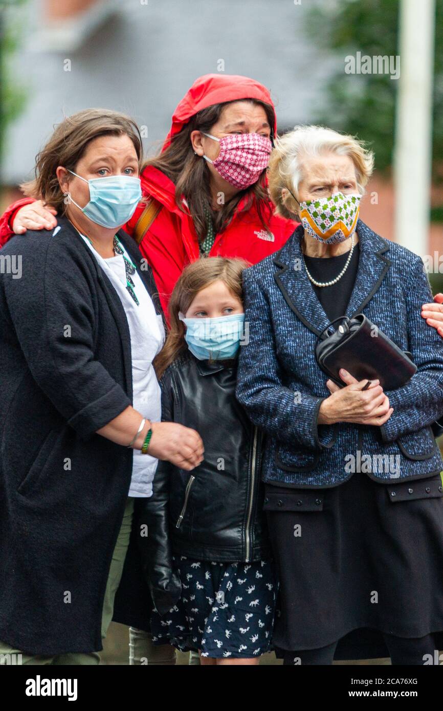 Londonderry, Regno Unito. 04 agosto 2020. La moglie e la famiglia del defunto John Hume si sostengono a vicenda. I resti del signor Humes sono portati nella Cattedrale di Sant'Eugenio prima dei suoi funerali mercoledì 5 agosto. Credit: Bonzo/Alamy Live News Foto Stock