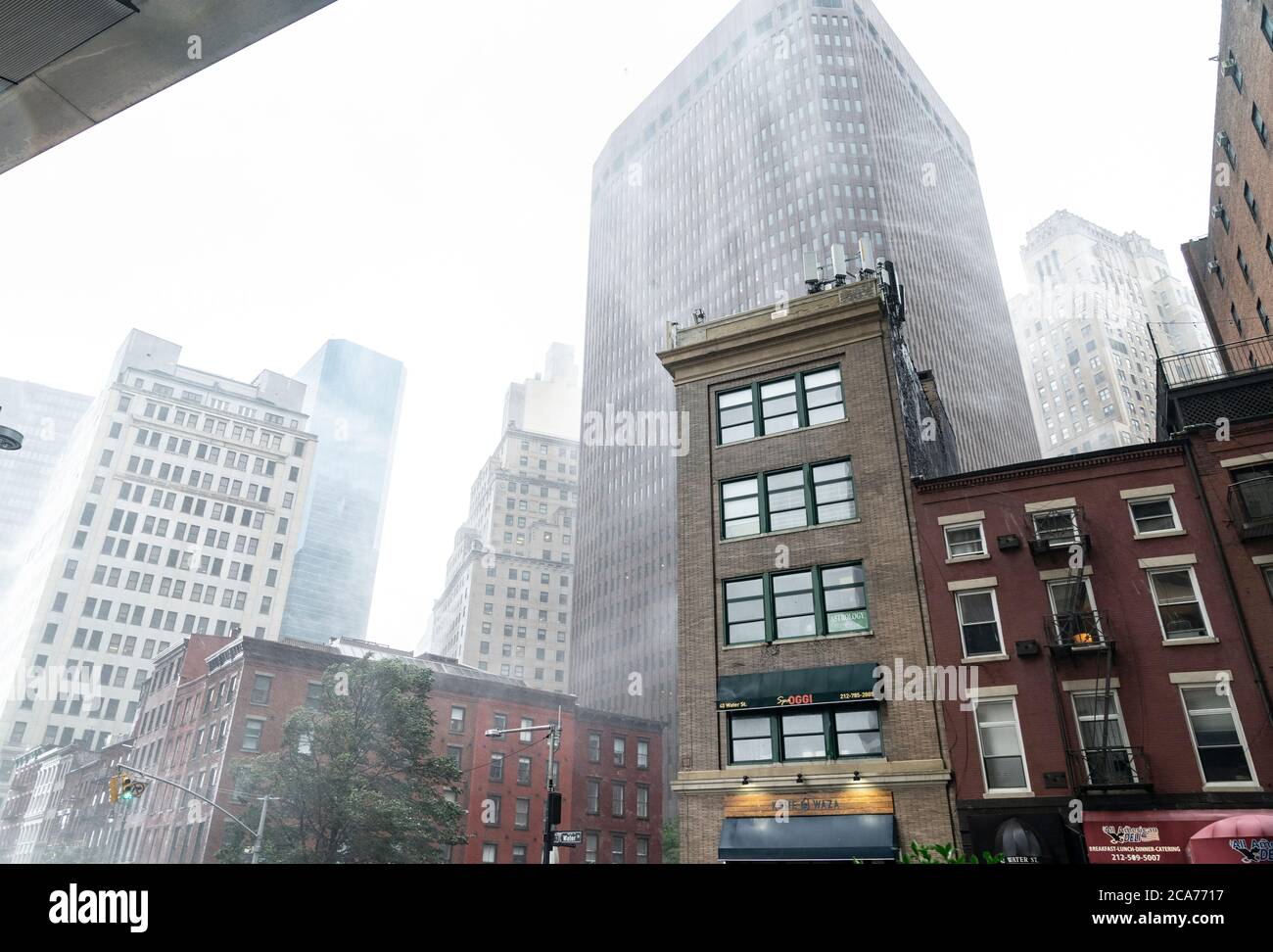 New York, NY - 4 agosto 2020: La tempesta tropicale Isaia si fa capitare a New York come si vede a Lower Manhattan Foto Stock