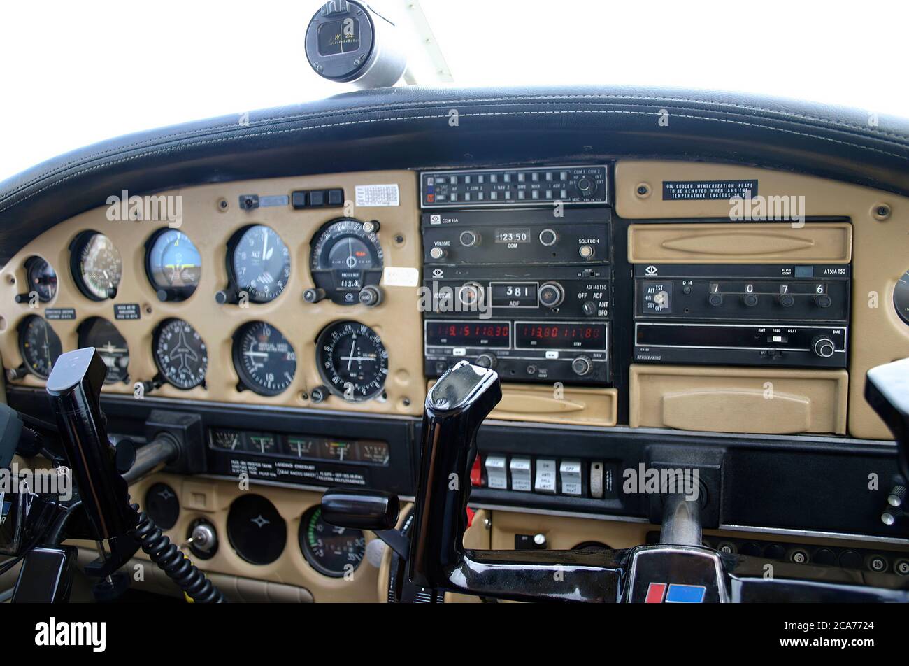 display e comandi interni nel cockpit di un vecchio piano sul quadro strumenti Foto Stock