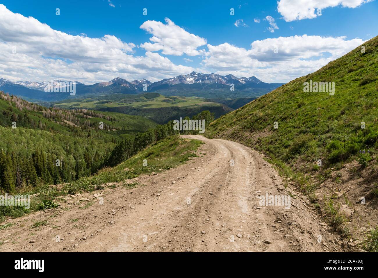 Last Dollar Road sopra un paesaggio delle montagne innevate di San Juan e degli aspi vicino a Telluride, Colorado Foto Stock