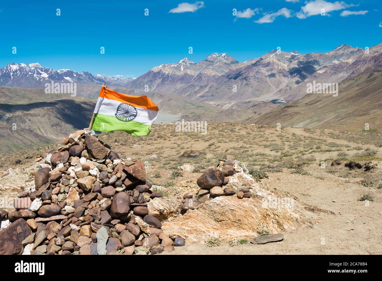 Bandiera indiana al Passo Kunzum (Kunzum la) - Chandra Taal (Lago della Luna) corso di trekking a Lahaul e Spiti, Himachal Pradesh, India. Foto Stock