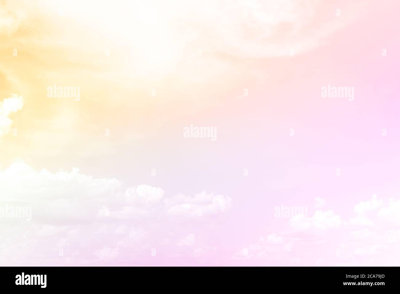 Cielo morbido e sfondo nuvoloso con una tonalità pastello. Foto Stock