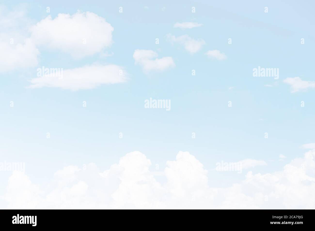 Cielo morbido e sfondo nuvoloso con una tonalità pastello. Foto Stock