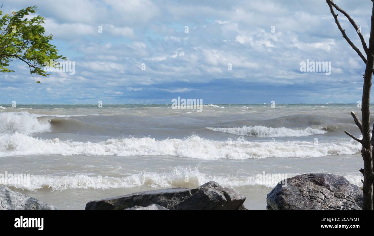 Wind Advisory porta il surf sulle sponde dell'Illinois del lago Michigan in una giornata estiva. Foto Stock