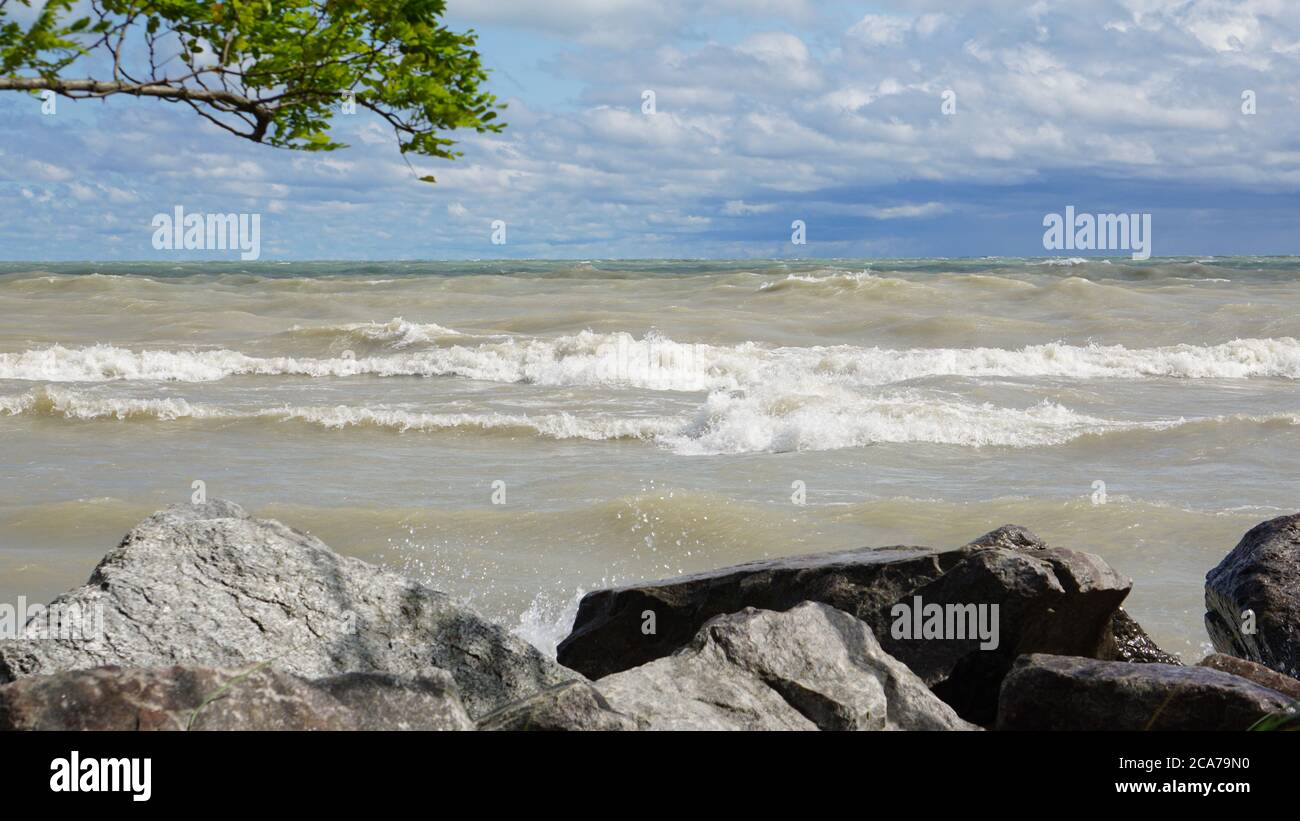 Wind Advisory porta il surf sulle sponde dell'Illinois del lago Michigan in una giornata estiva. Foto Stock