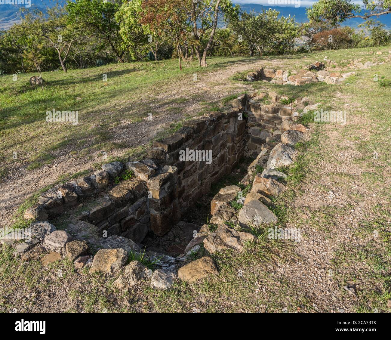 Ingressi a tre tombe, tra cui la Tomba 114, nelle rovine precolombiane di Zapotec di Monte Alban a Oaxaca, Messico. Patrimonio dell'umanità dell'UNESCO. Foto Stock