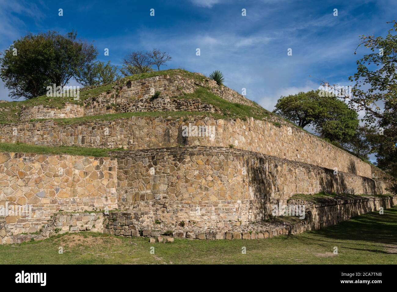 Insoliti angoli arrotondati sulle pareti della piattaforma Nord nelle rovine della città di Zapotec di Monte Alban, patrimonio dell'umanità dell'UNESCO a Oaxaca, Mex Foto Stock