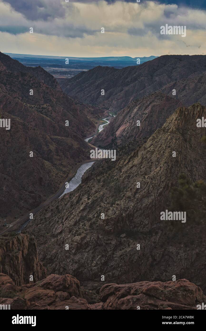 Fiume Arkansas nella gola reale in colorado. Il fiume attraversa la gola rocciosa nella gola più grande degli Stati Uniti. Canyon nella città di canon Foto Stock