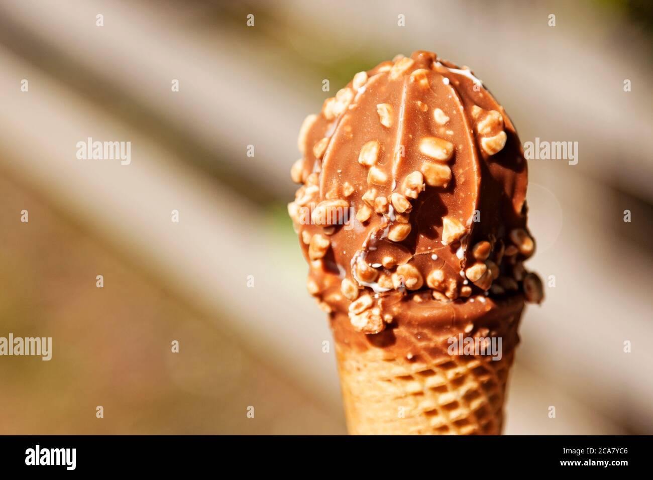 gelato al cioccolato in cialda con polsini di riso Foto Stock