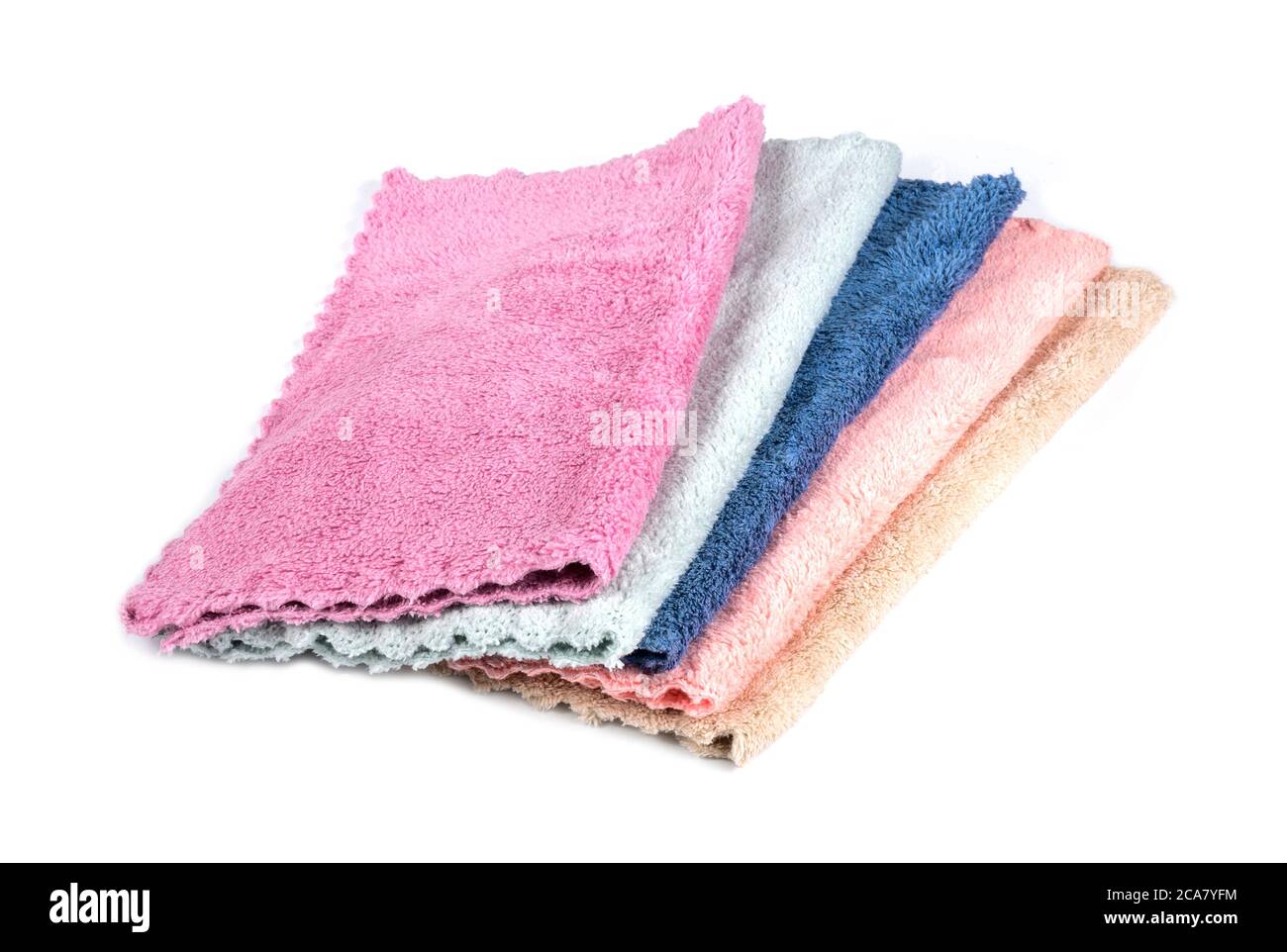 Set di asciugamani colorati in microfibra isolati su sfondo bianco Foto Stock