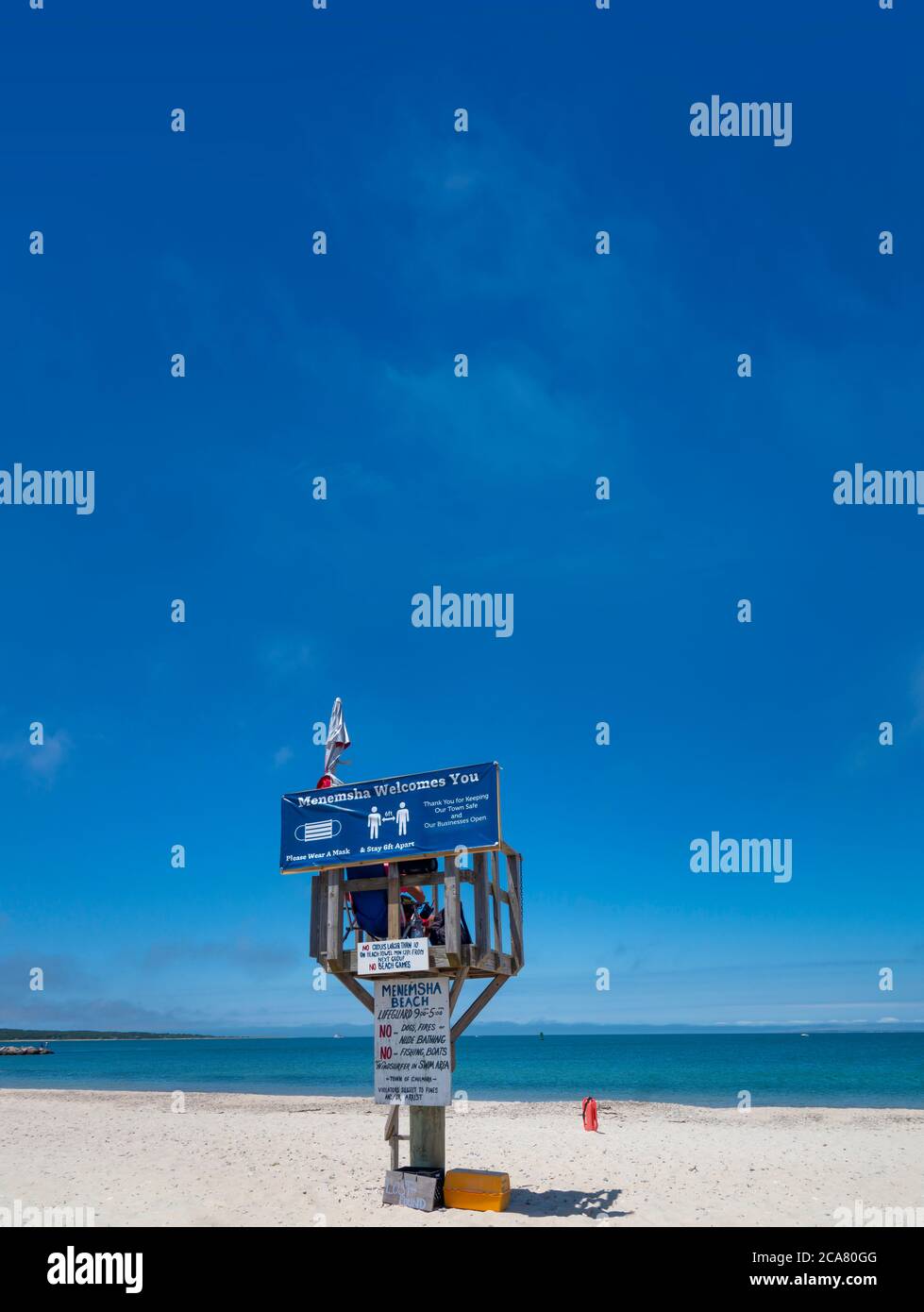 Benvenuti a menemsha Beach segno con divaricamenti sociali e maschera e regole sulla spiaggia in una giornata estiva Foto Stock