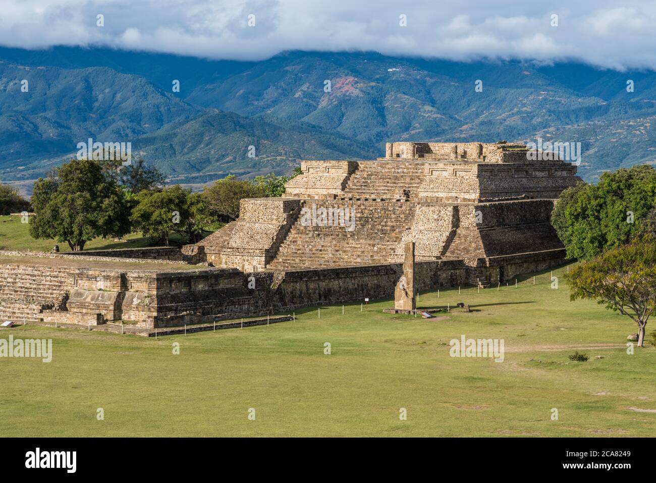 Stela 18 e le piramidi del Gruppo IV nelle rovine precolombiane di Zapotec di Monte Alban a Oaxaca, Messico. Patrimonio dell'umanità dell'UNESCO. Foto Stock