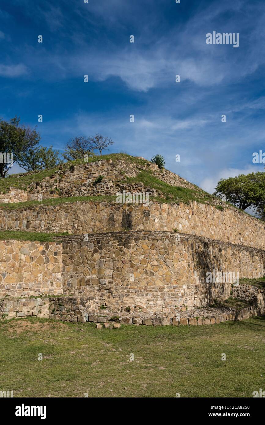 Insoliti angoli arrotondati sulle pareti della piattaforma Nord nelle rovine della città di Zapotec di Monte Alban, patrimonio dell'umanità dell'UNESCO a Oaxaca, Mex Foto Stock