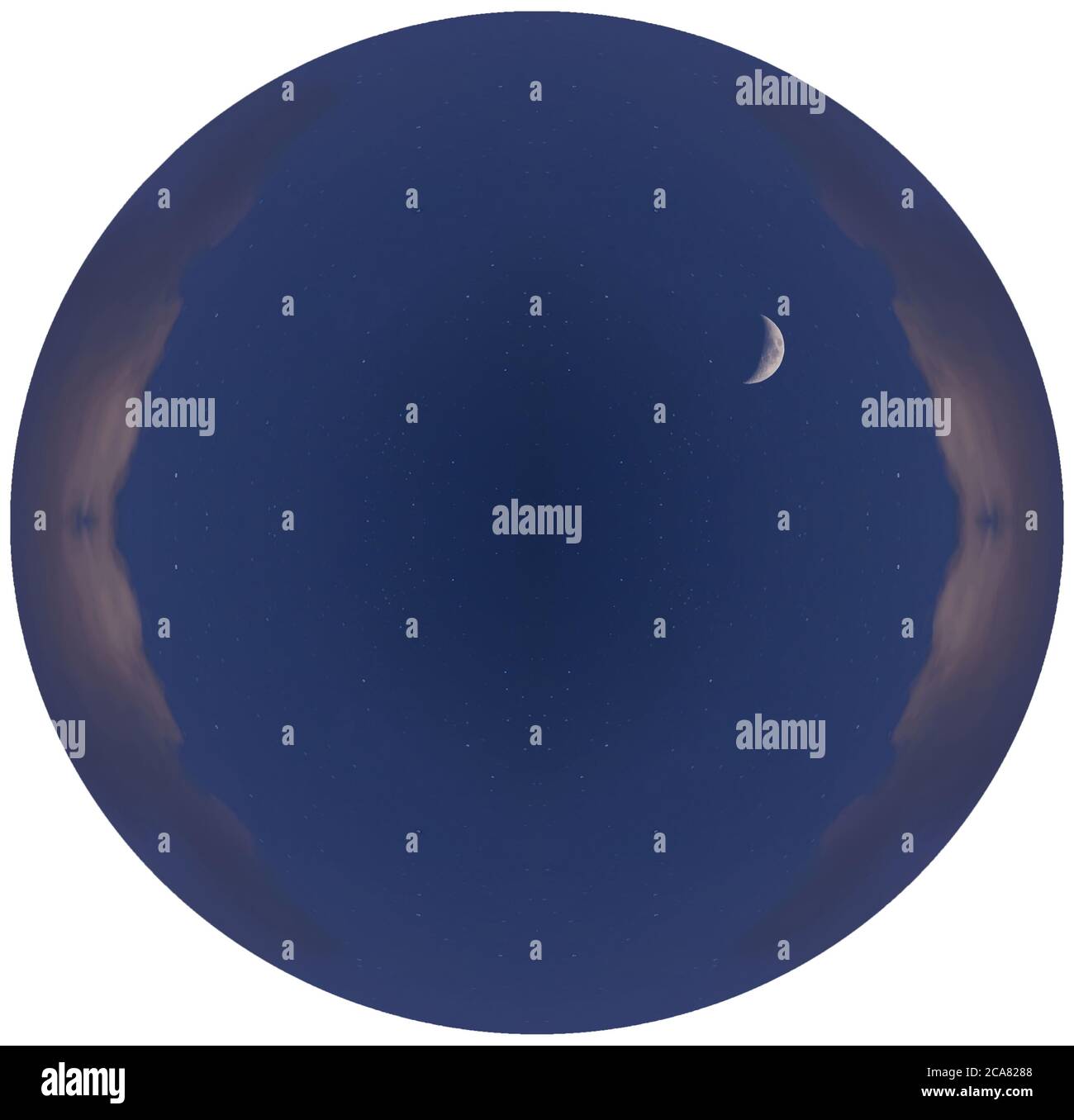 Una fotografia di un paesaggio notturno trasformato in un cerchio con bordi isolati. Cielo stellato blu scuro, vista di una luna luminosa e alcune piccole nuvole. Foto Stock