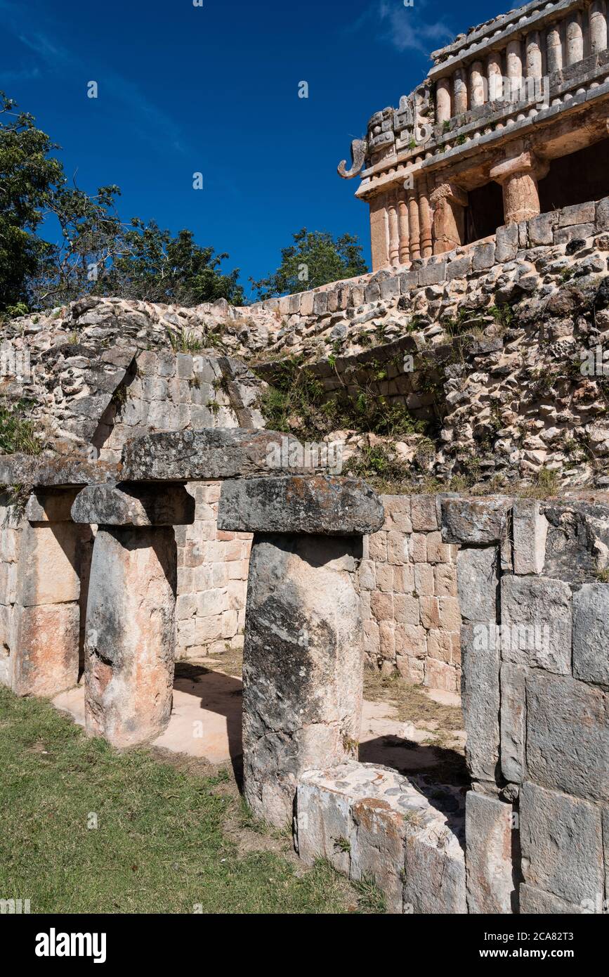 Dettaglio del Grand Palace nelle rovine della città maya di Sayil, parte della città pre-ispanica di Uxmal, patrimonio mondiale dell'UNESCO, Yucatan, Mexi Foto Stock