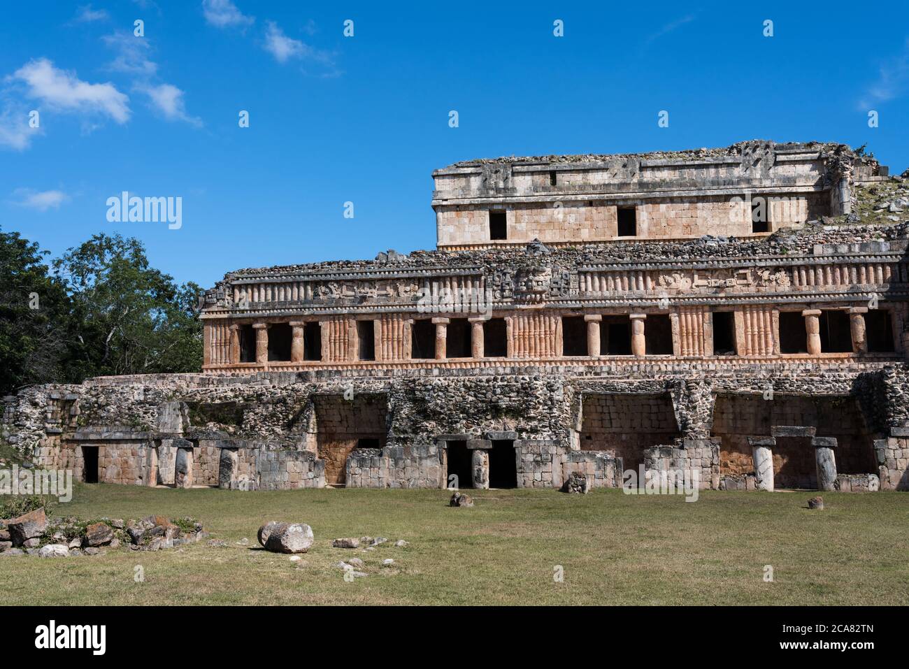 Il Grand Palace è situato nelle rovine della città maya di Sayil, parte della città pre-ispanica di Uxmal, patrimonio dell'umanità dell'UNESCO a Yucatan, Messico. Foto Stock