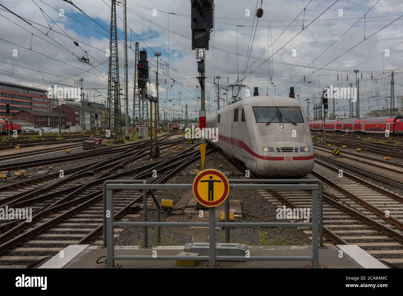 L'Intercity Express (ICE) conduce alla stazione centrale di Francoforte Foto Stock