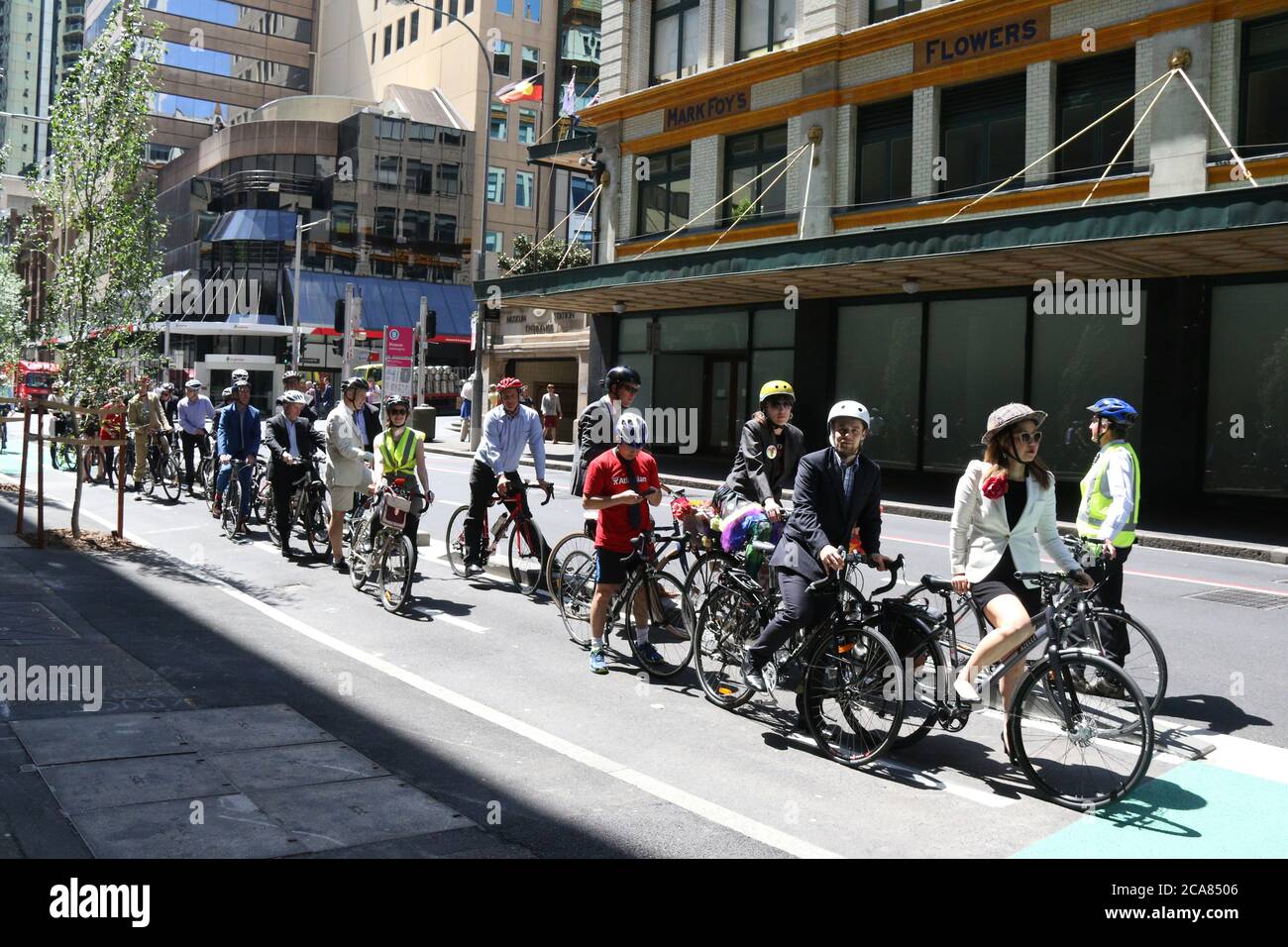 La "corsa con la tuta dney" ha incoraggiato i lavoratori a fuggire dall'ufficio per un ‘giro in stile executive a pranzo per le strade della città". La corsa è iniziata e terminata Foto Stock