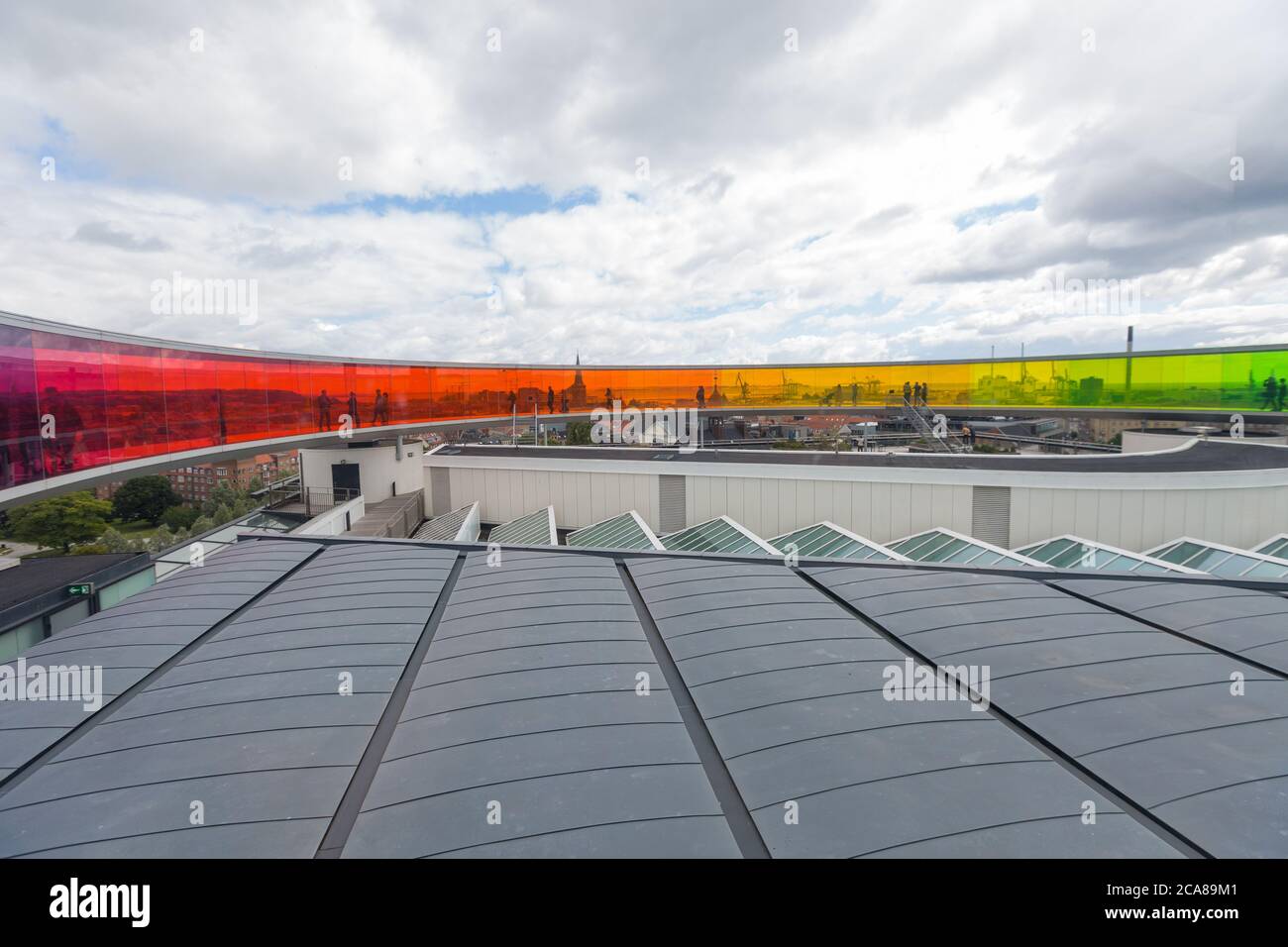 Danimarca, Aarhus - 12 luglio 2020. L'esterno del museo d'arte moderna AROS Aarhus Kunstmuseum è stato progettato dagli architetti danesi Schmidt Hammer Lassen. Sul tetto si trova il Skywalk circolare il vostro Rainbow Panorama di Ólafur Elíasson (Photo credit: Gonzales Photo - Thomas Rasmussen). Foto Stock