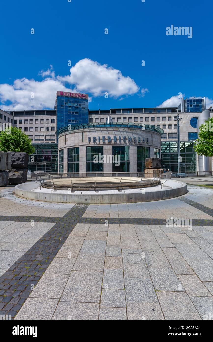 Piazza Börsenplatz con la banca statale Baden-Wuerttemberg e Friedrichsbau, Stoccarda, centro città, stato federale del Baden-Württemberg, Germania meridionale Foto Stock
