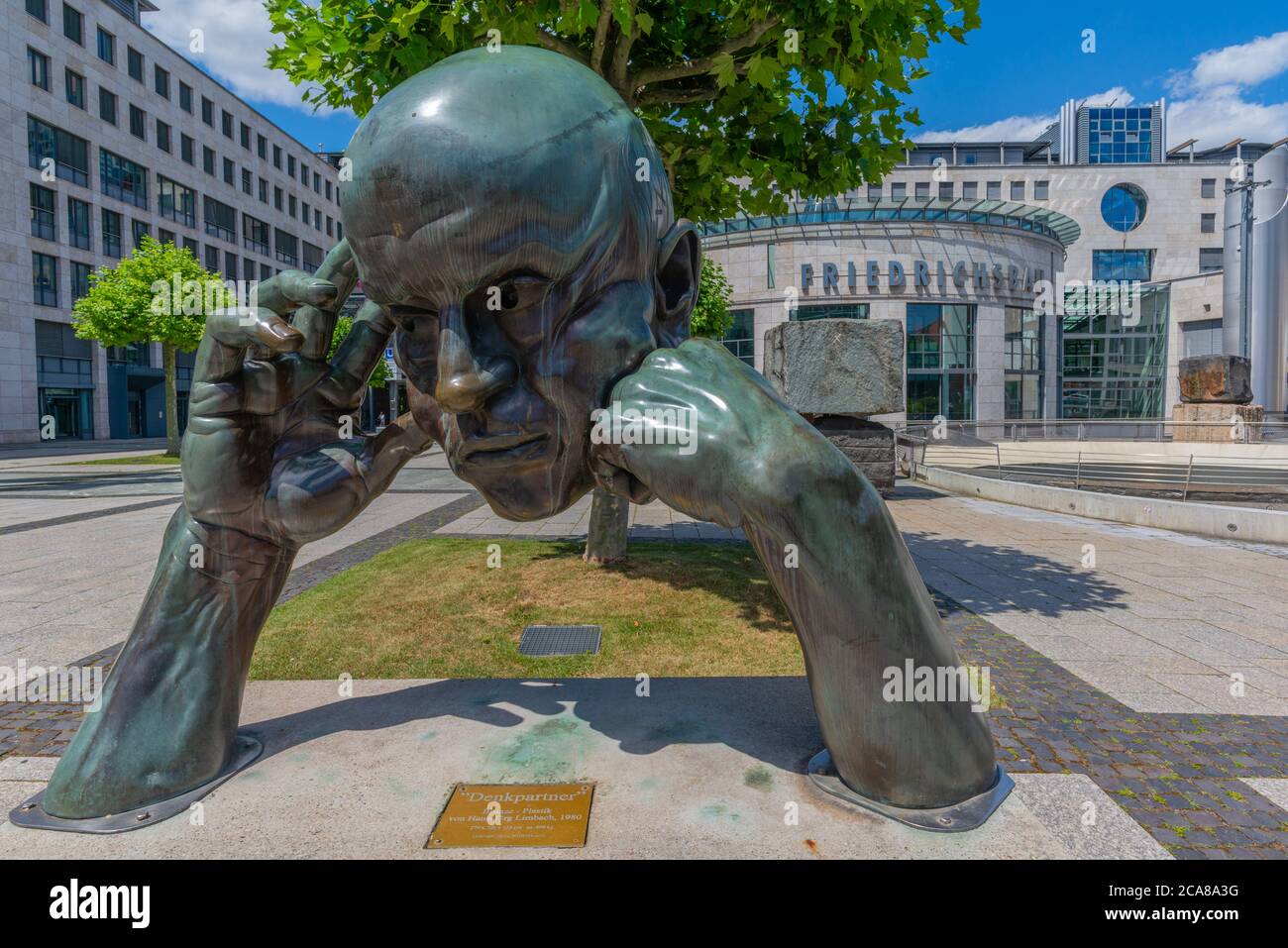 Scultura 'Der Denkpartner' o il Partner in Thinking, Börsenplatz, Stoccarda, centro città, Stato federale Baden-Württemberg, Germania meridionale, Europa Foto Stock