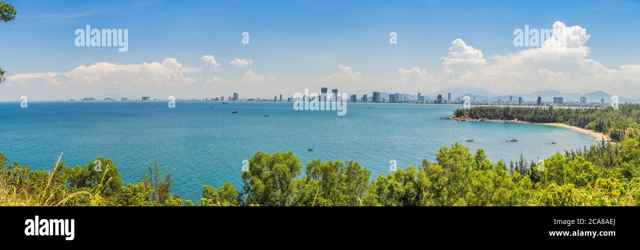 Terrapieno di Danang. Da Nang città, vista dal mare Foto Stock
